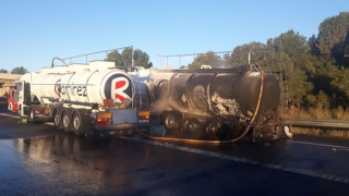 Imatge del transvassament de la càrrega perillosa que portava un camió cisterna accidentat a l&#039;AP-7 a Cambrils
