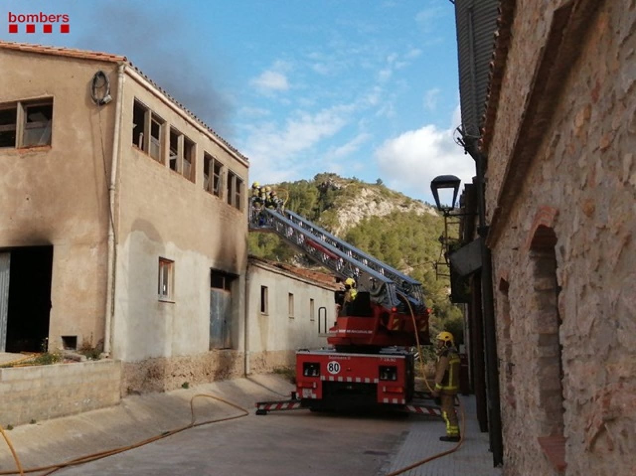Bombers treballant en l&#039;incendi de la nau del carrer Marina de Vandellòs