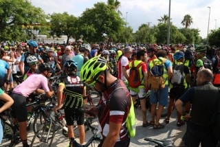Els ciclistes concentrats en la protesta per recordar els dos ciclistes morts de Riudoms diumenge passat