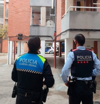 Un parell d&#039;agents de la Guàrdia Urbana de Reus i dels Mossos d&#039;Esquadra, en un operatiu al barri Mas Pellicer en relació a robatoris de motos i fraus d&#039;aigua i electricitat