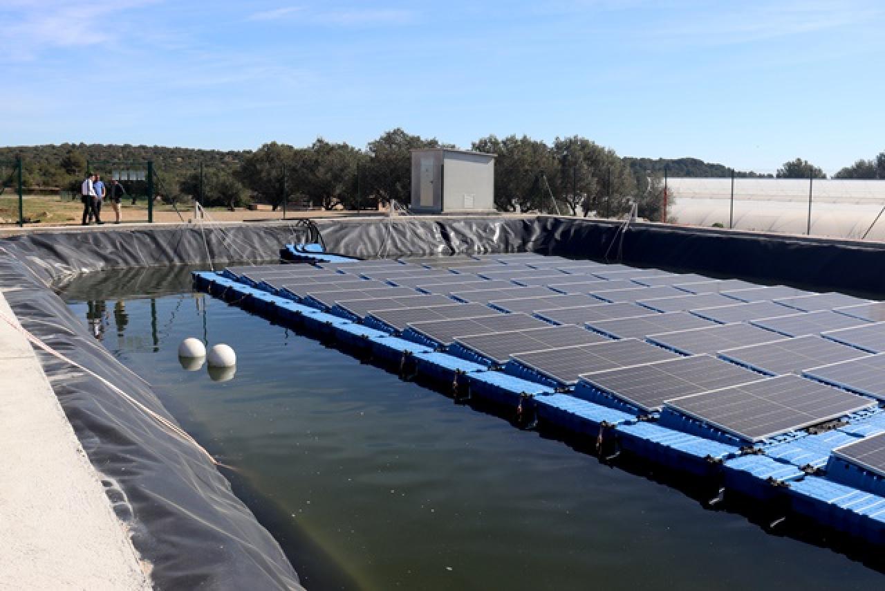 La planta fotovoltaica flotant instal·lada en un embassament de l&#039;empresa Atens