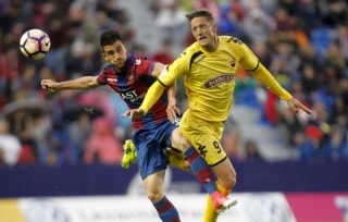 Postigo i Edgar Hernández es disputen una pilota, en una acció del partit d&#039;ahir al Ciutat de València