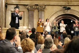 Imatge dels diputats del Parlament aplaudint dirigint-se a l&#039;alcalde de Tarragona, Pau Ricomà, després d&#039;aprovar la creació de la comissió d&#039;estudi sobre l&#039;accident de la petroquímica de Tarragona