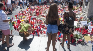 Mostres de condol a les vícitimes, a les Rambles de Barcelona 
