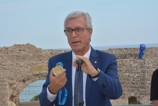 L&#039;alcalde de Tarragona, Josep Fèlix Ballesteros, amb una medalla dels Jocs
