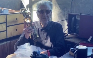 El director de cinema nord-americà David Lynch agraïnt el Gran Premi Honorífic del Festival de Sitges des de casa seva