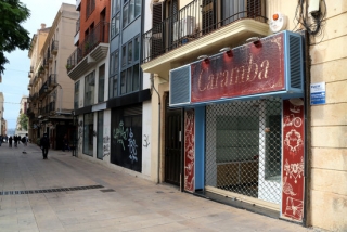 Imatge d&#039;un tram del carrer Sant Agustí de Tarragona on s&#039;hi poden veure fins a tres locals comercials tancats