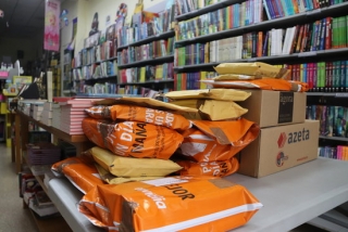 Imatge de les comandes de llibres preparades per enviar als clients a l&#039;interior de la llibreria Adserà, el 17 d&#039;abril del 2020