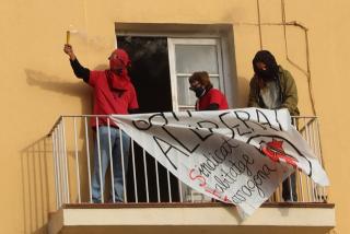 Membres del Sindicat d'Habitatge de Tarragona han ocupat des de fa unes setmanes un edifici propietat d'Adif que porta més de deu anys abandonat