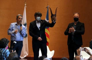 Imatge de l&#039;expresident Carles Puigdemont amb l&#039;escultura d&#039;una màscara tradicional sarda lliurada per la Corona Logu a Oristany, el 26-9-21