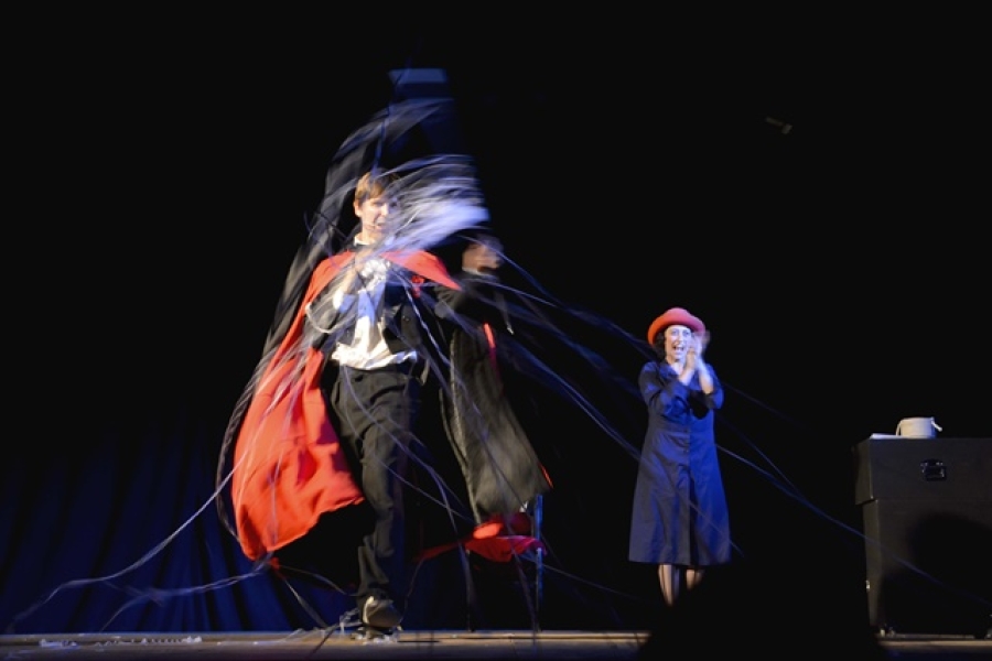 La companyia Italo-argentina Deax à la Tache també participarà a l’espectacle fent un tast de la seva fusió de màgia i clown que han presentat a destacats festivals