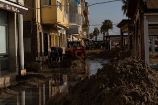 Els serveis operaris traient la sorra de platja que el temporal Glòria ha arrossegat fins els restaurants de Baix a Mar de Torredembarra