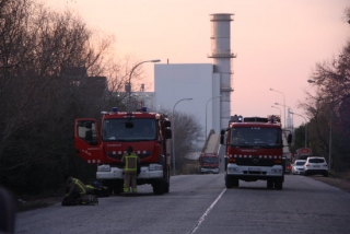 Diversos camions de Bombers a l&#039;entrada a la planta d&#039;IQOXE a la Canonja, el 15 de gener del 2020