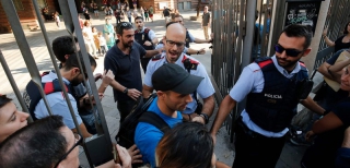 Uns agents dels Mossos d&#039;Esquadra van intentar tancar ahir una escola de Barcelona