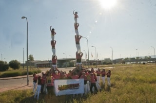Pilar de 5 i pilar de 4 -de dones- de la Colla Vella dels Xiquets de Valls davant de la presó d&#039;Alcalá-Meco