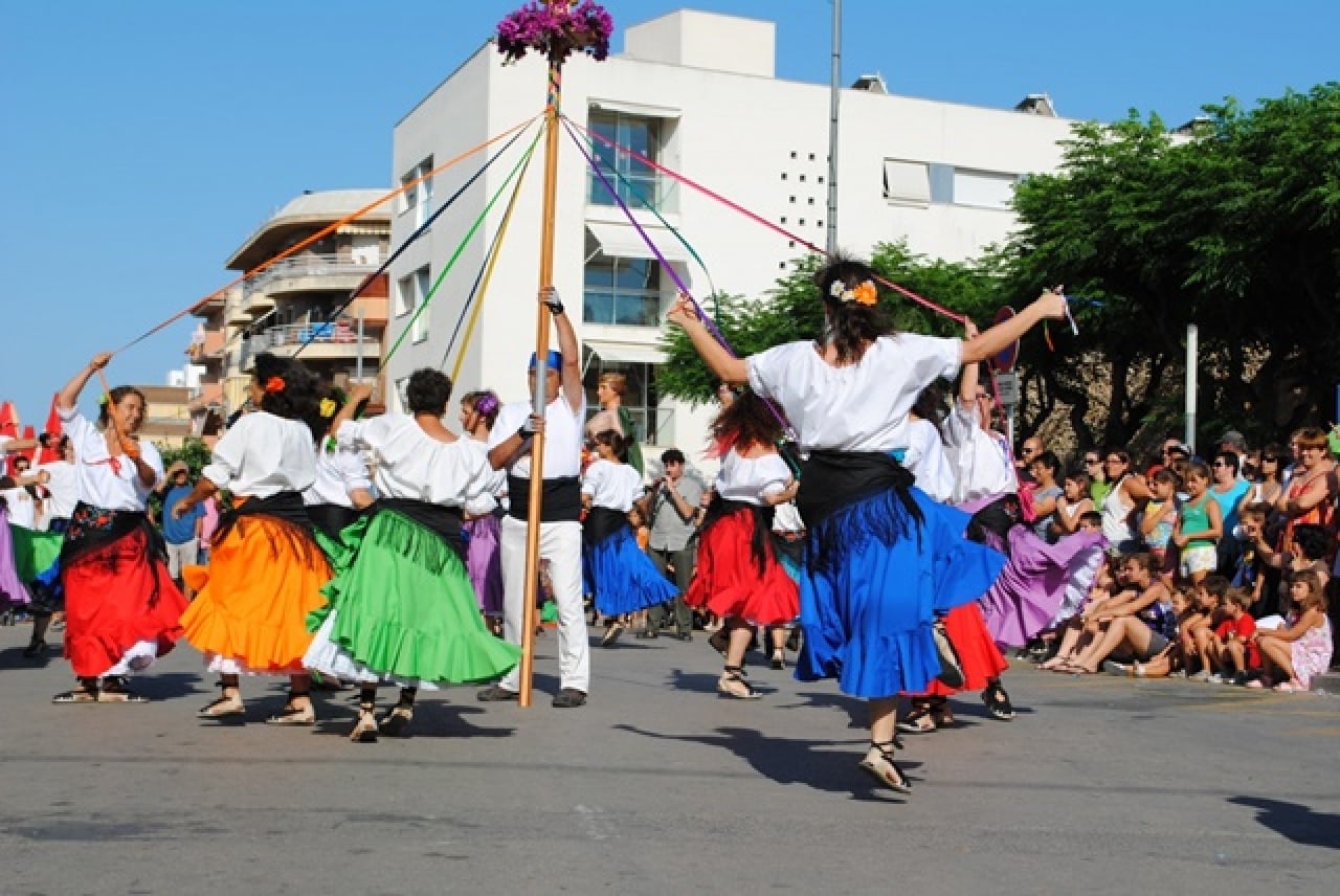 Enguany es potencien els actes del dia 8 amb la lectura del manifest, acompanyada d’actuacions d’entitats del municipi, com el Ball de Gitanes de Torredembarra