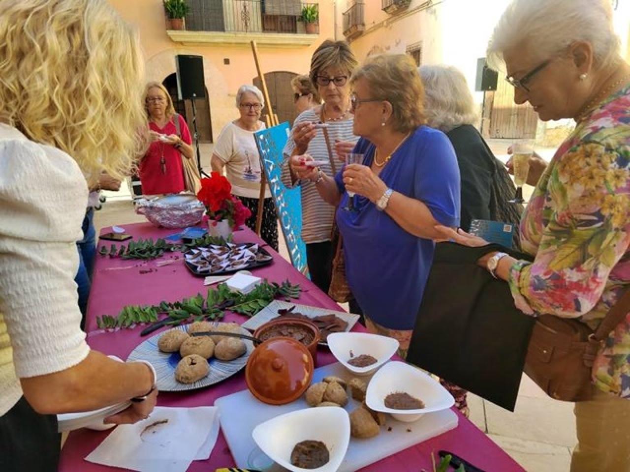 Diverses persones han fet una degustació de mostres culinàries durant la presentació de les Jornades Gastronòmiques de la Garrofa