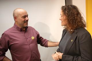 Imatge d&#039;arxiu del diputat d&#039;ERC per Tarragona, Jordi Salvador, conversant amb la senadora republicana, Laura Castel
