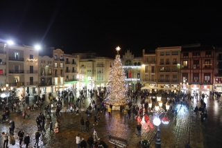 L&#039;arbre de Nadal ja il·lumina el Mercadal