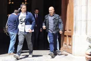 Uns agents de paisà de la Guàrdia Civil, sortint del registre de l’Ajuntament de Tarragona.