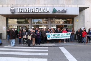 Els manifestants que han participat en la protesta per denunciar el desmantellament de la via de la costa Salou- Cambrils que s&#039;ha fet davant de l&#039;estació de Tarragona