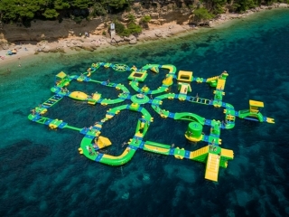 Imatge de la plataforma aquàtica Sports Park XL, que el Tamarit Beach Resort volia instal·lar a la platja 
