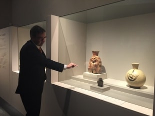El director del Museu Larco, Andrés Álvarez-Calderón, mostra algunes peces exposades d&#039;art mochica.