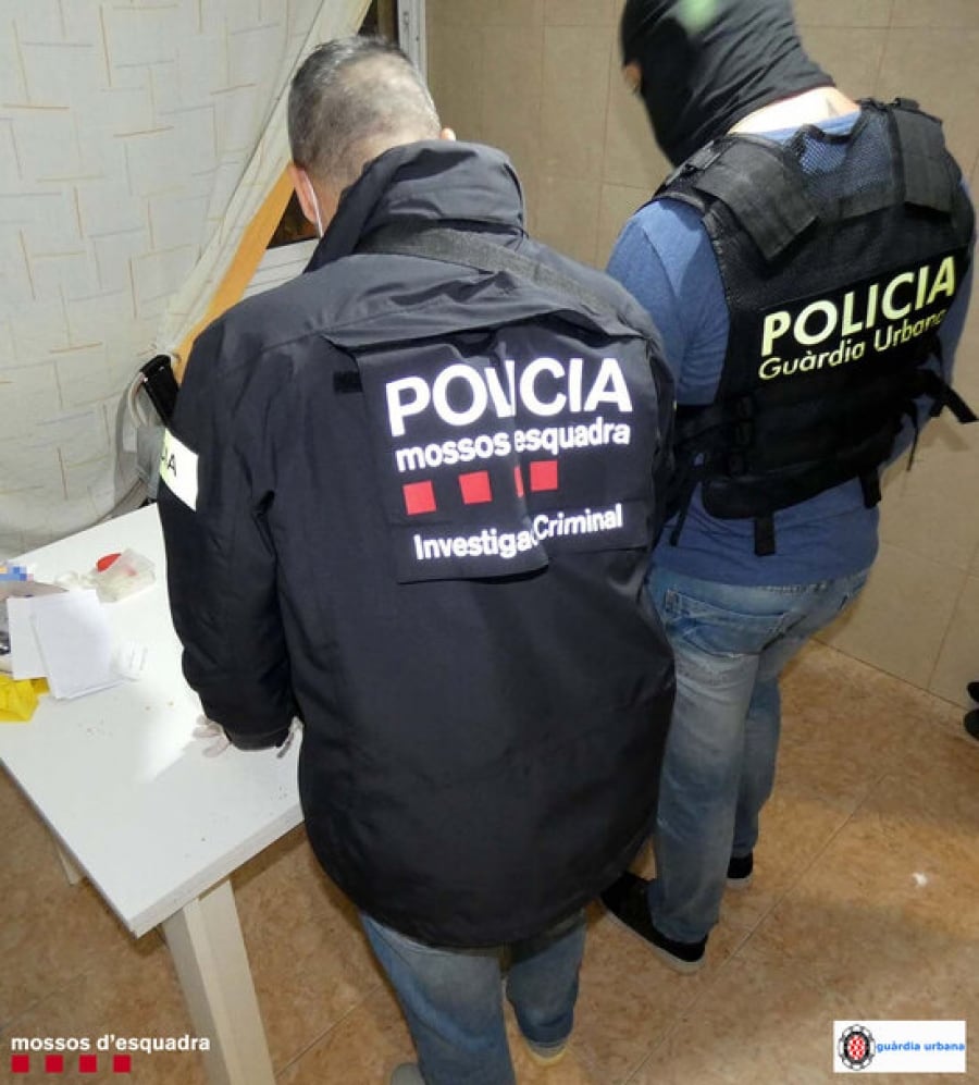 Dos agents policials d&#039;esquena, un mosso i un guàrdia urbà de Tarragona, després d&#039;un operatiu al barri de Sant Salvador, on s&#039;ha desmantellat el punt de venda més actiu de la zona