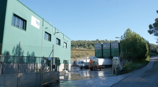 La planta de transferència de residus situada a Calafell.
