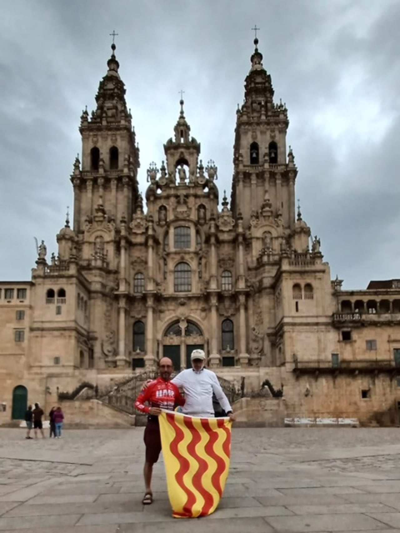 Els ciclistes Pep Garcia i Ricardo Mandrá van desplegar una bandera de Tarragona, en arribar a la plaça de l&#039;Obradoiro de Santiago de Compostel·la