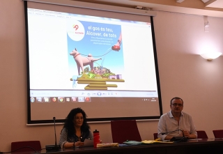 La regidora de Medi Ambient, Carme Sánchez, i el regidor de Comunicació, Josep M. Girona, ha presentat les noves campanyes de civisme
