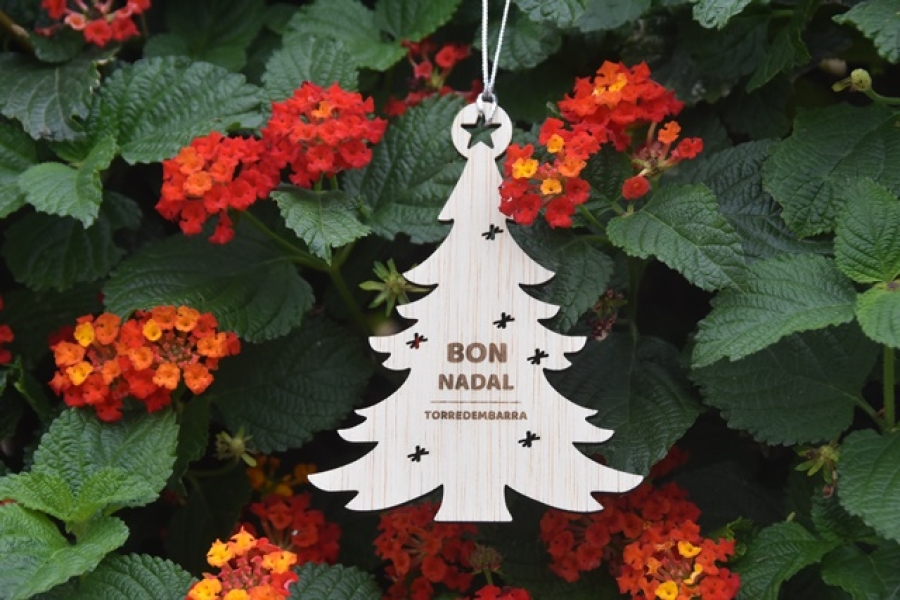La Regidoria de Comerç ha creat aquest arbre de Nadal, com a nou element decoratiu pels comerços de Torredembarra