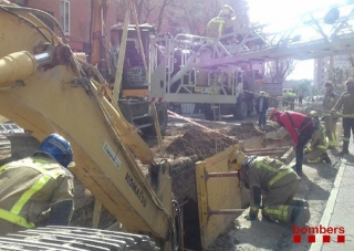 Bombers treballant en l&#039;esllavissada dins d&#039;una rasa de 6 metres de fondària a l&#039;avinguda President Macià de Reus
