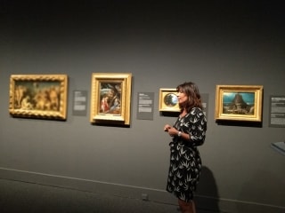 La conservadora adjunta del Departament de Belles Arts del Museu d’Art i Història de Ginebra, Mayte García Julliard, durant una visita guiada a l&#039;exposició de pintura flamenca i holandesa de CaixaForum