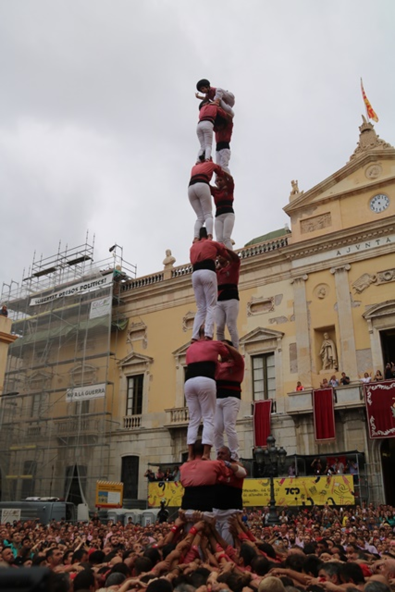 La Colla Vella ha descarregat el 2 de 8 net a la plaça de la Font de Tarragona