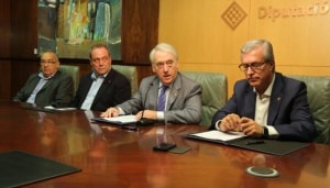 El president de la Diputació, Josep Poblet, i l&#039;alcalde de Tarragona, ahir, en la signatura del segon conveni per finançar els Jocs.