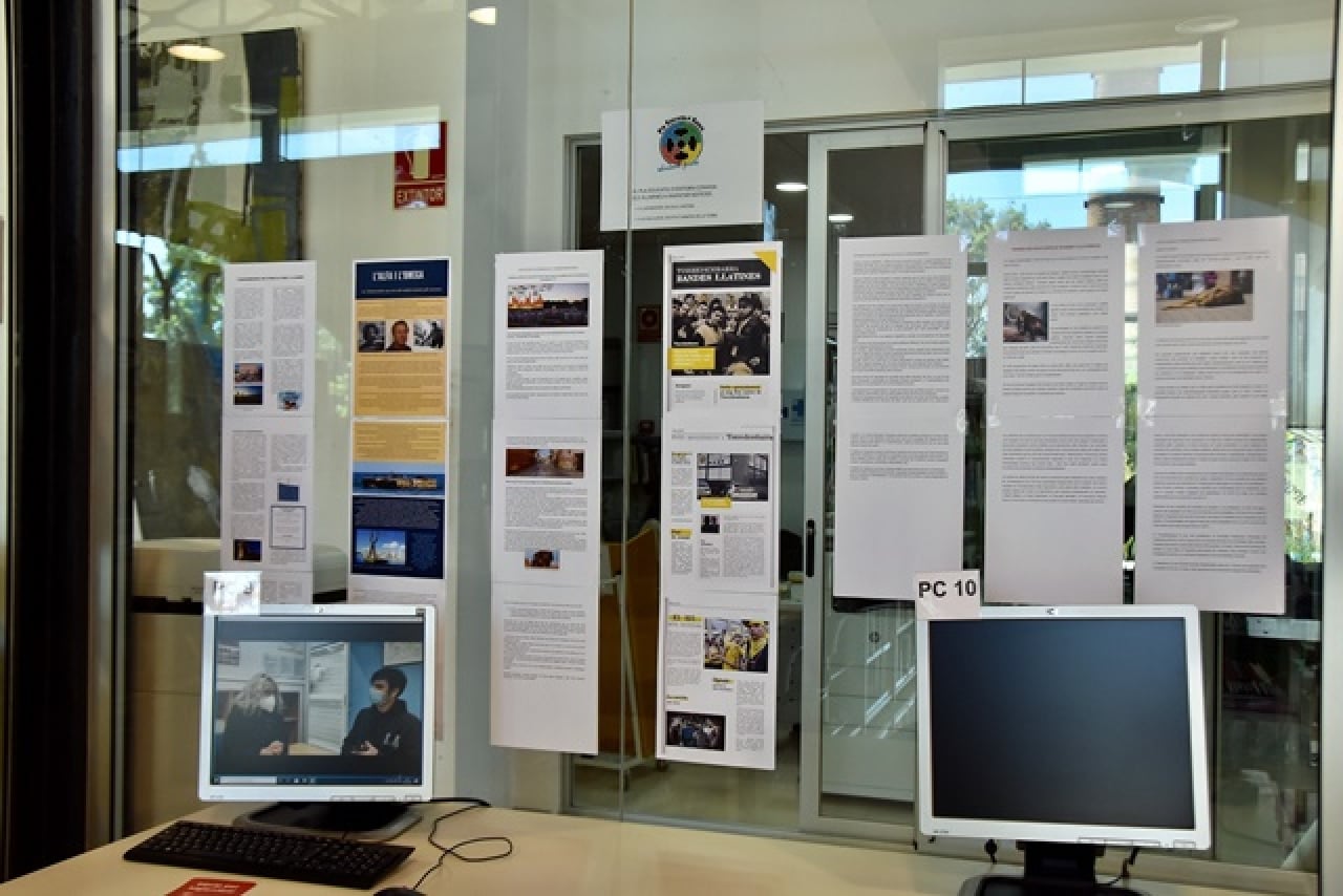 La Biblioteca Mestra Maria Antònia de Torredembarra acull l’exposició de notícies i reportatges elaborats per l’alumnat de l’Escola l’Antina i de l’Institut Ramon de la Torre