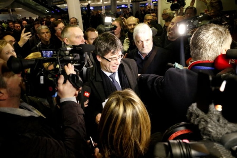 Carles Puigdemont, a l&#039;aeroport de Copenhaguen, enmig de la premsa, acabat d&#039;aterrar per assistir a un debat sobre Catalunya