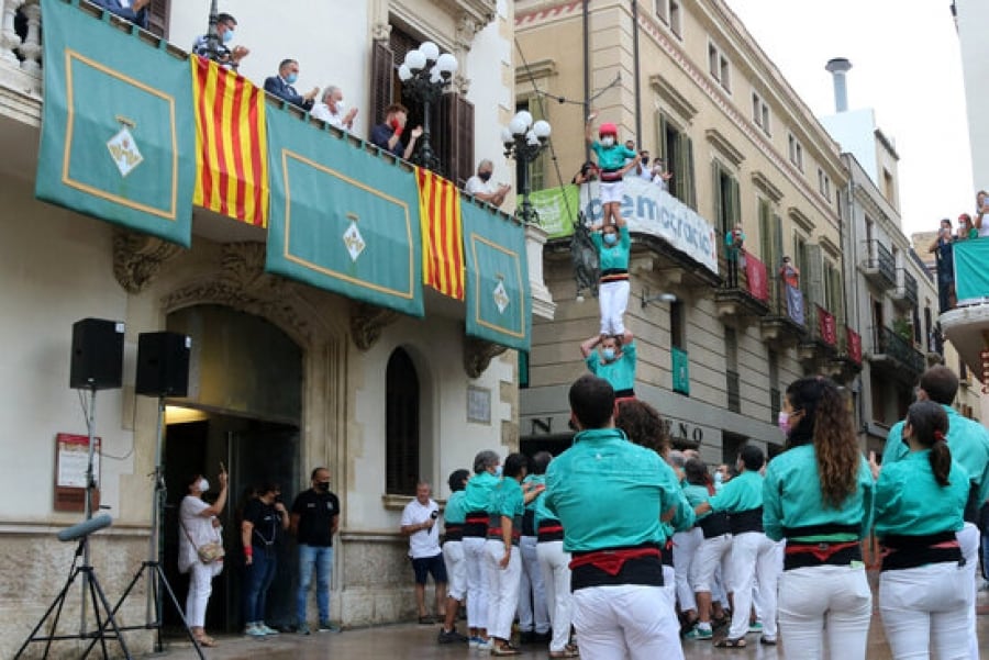 Els Castellers de Vilafranca entrant a la plaça de la Vila amb un pilar de 4 el dia de Sant Fèlix durant l&#039;acte reivindicatiu, el 30 d&#039;agost del 2021