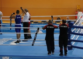 El ring de boxa en l&#039;instant en què es proclama campió un atleta de Síria als Jocs Mediterranis