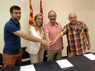 Encaixada de mans de l&#039;acord a Valls, amb Ramon Giró, president local del PDeCAT, Dolors Farré, portaveu de JxValls, Jordi Cartanyà, d&#039;ERC-Compromís per Valls, i Andreu Garcia, president local d&#039;ERC