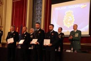 Quatre agents de la Guàrdia Urbana de Tarragona rebent diplomes de reconeixement en l&#039;acte del Dia de la Policia, al Seminari