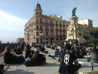 Asseguda popular de les escoles de dansa del territori per reclamar la seva reobertura, aquest migdia, al Balcó del Mediterrani de Tarragona