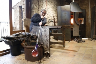 Imatge del mestre vidrier del Museu del Vidre de Vimbodí, Paco Ramos, treballant al taller, on fa demostracions de vidre bufat, a les portes de la seva jubilació
