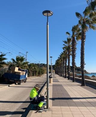 Aquesta setmana l’Ajuntament de Roda de Berà ha iniciat la renovació de l’enllumenat públic del Passeig Marítim de la Platja Llarga