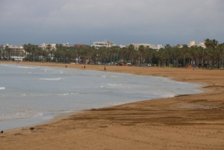 Imatge de la platja de Llevant de Salou amb només algunes persones passejant vora el mar, el 25 de maig del 2020