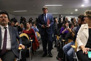 L&#039;expresident Carles Puigdemont arriba a la roda de premsa per explicar l&#039;acord amb el PSOE per a la investidura de Pedro Sánchez