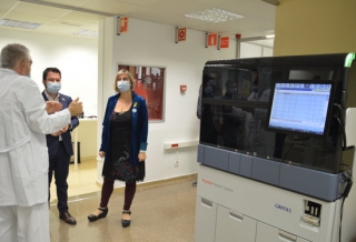 Aragonès i Vergés, durant la visita al laboratori clínic de la metropolitana nord a l&#039;Hospital Germans Trias i Pujol de Badalona, el 12 d&#039;octubre del 2020
