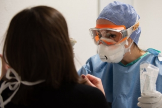 Una professional sanitària agafa una mostra per fer una prova de coronavirus 