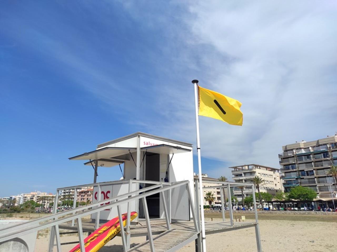 Una bandera adaptada al daltonisme senyalitza l&#039;estat de la mar a una platja de Calafell